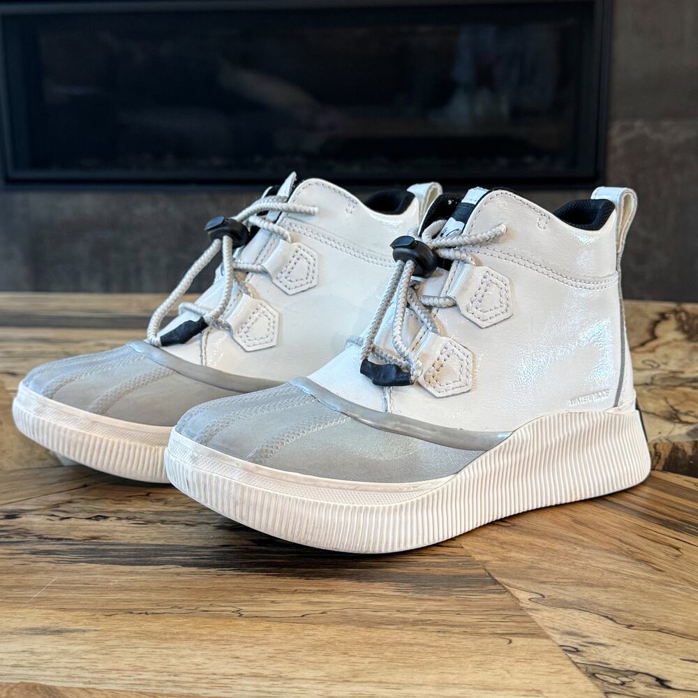 Sorel Kids Out N About IV Classic Waterproof Boots White Silver Size 4 Youth - Picture 8 of 12